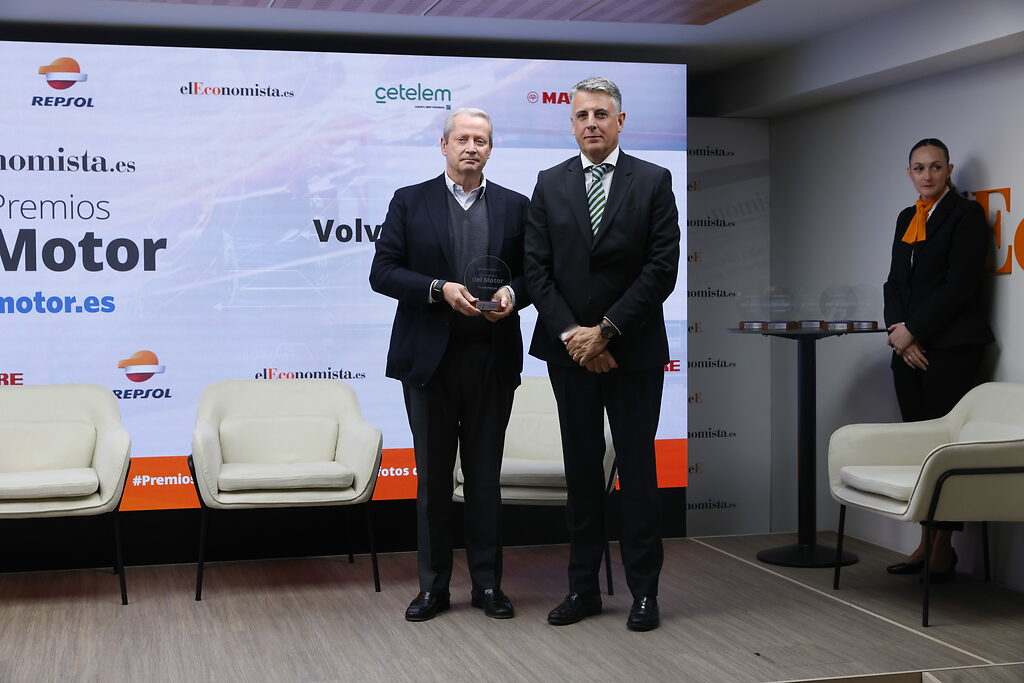 Jorge López Corda, director de Mobility de BNP Paribas Personal Finance España entrega el premio a  José Mª Galofré, consejero delegado/CEO de Volvo Car España.