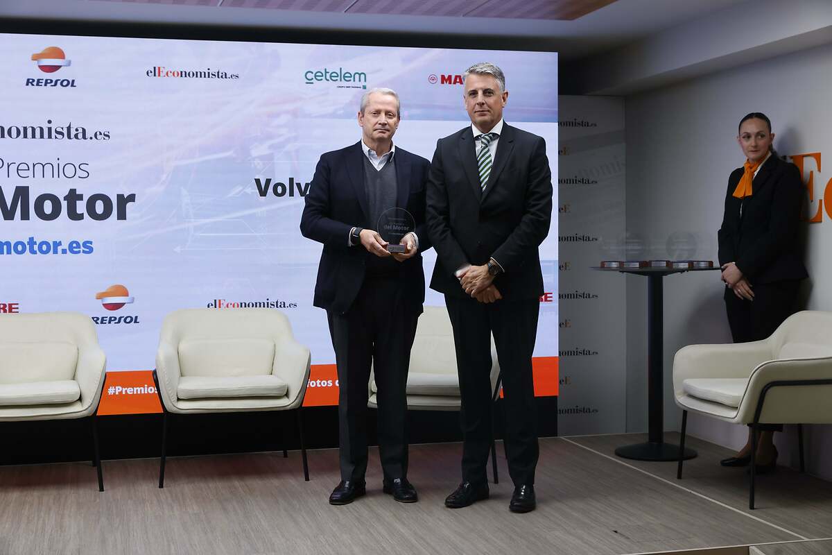 Jorge López Corda, director de Mobility de BNP Paribas Personal Finance España entrega el premio a  José Mª Galofré, consejero delegado/CEO de Volvo Car España.