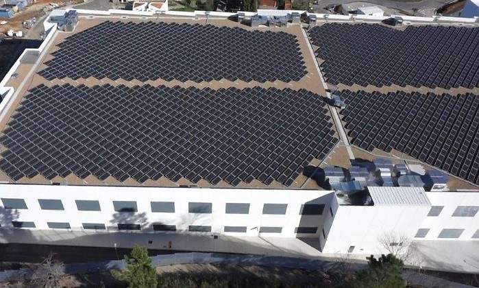 FOTO-Proyectos-placa-fotovoltaicas-en-el-techo-de-unas-instalaciones.jpg
