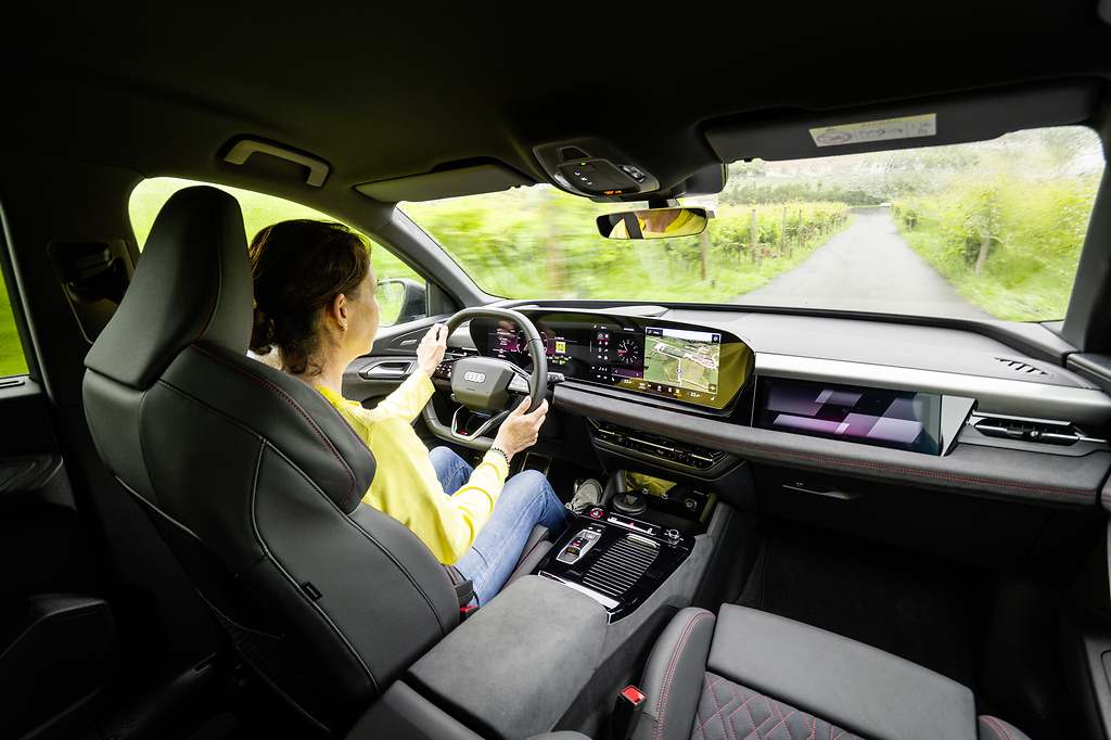 Audi Q6 e-tron. Espectacular interior, con sus tres pantallas como protagonistas.