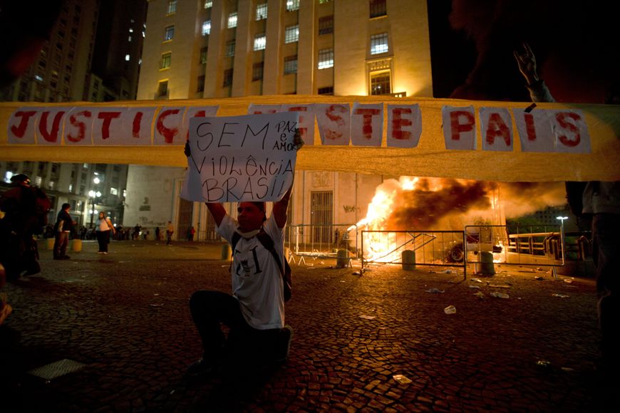 Arden las calles de Brasil