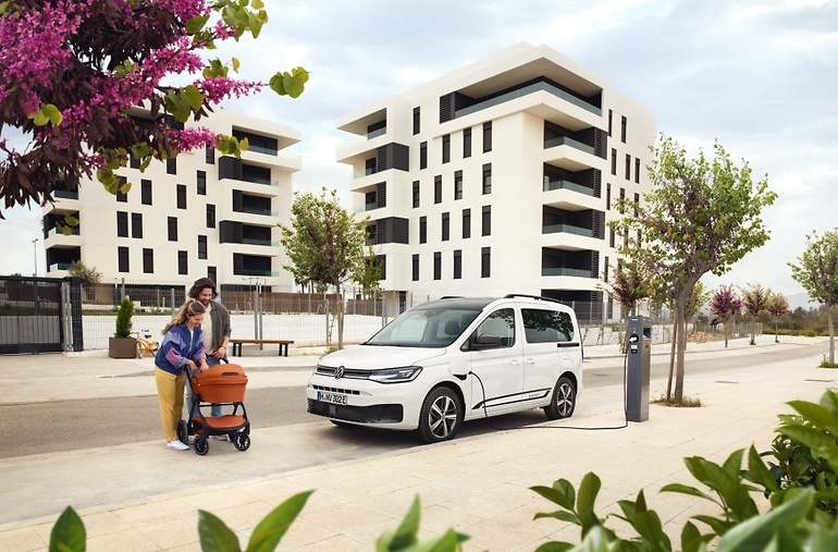 El Caddy eHybrid recibe una batería enorme para ser un enchufable, que le otorga 122 km de autonomía oficial (40 km son suficientes para la etiqueta Cero de la DGT)