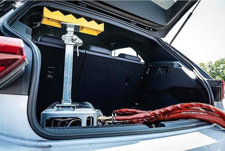 Distintos accesorios permiten perforar la batería desde distintas posiciones o ángulos, según se encuentra el vehículo accidentado