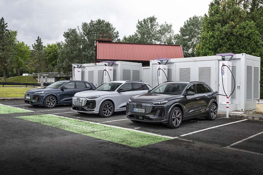 Audi Q6 e-tron. Potencia de carga máxima de 270 kW. Audi anuncia un tiempo de recarga del 10 al 80% en 21 minutos.