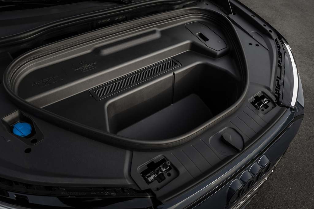 Audi Q6 e-tron. Suma 64 litros más bajo el capó, en el que podremos guardar los cables de carga o una pequeña bolsa.