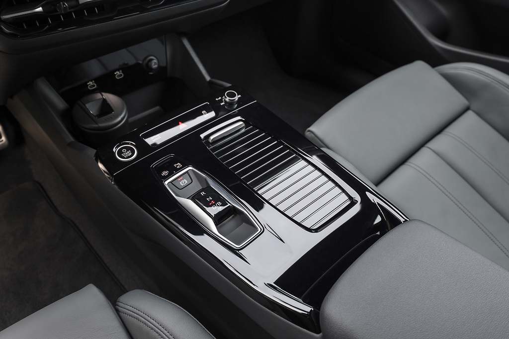 Audi Q6 e-tron. En la consola central se ubica el selector de marchas y el botón de encendido y parada.