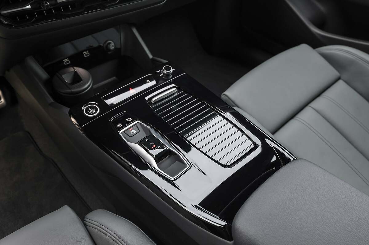 Audi Q6 e-tron. En la consola central se ubica el selector de marchas y el botón de encendido y parada.