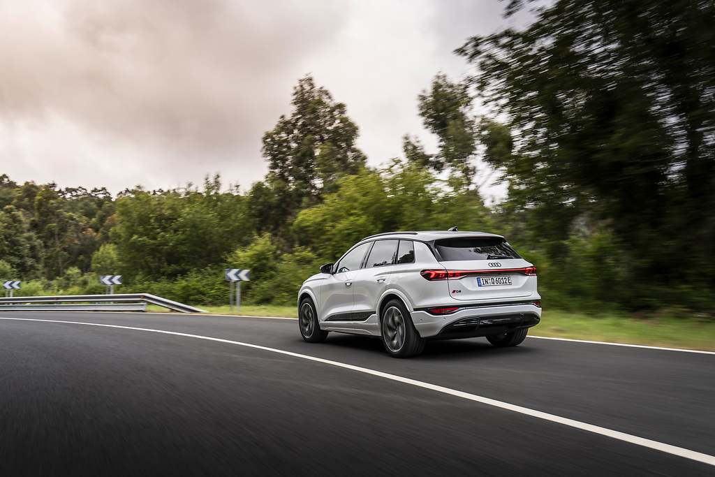 Audi Q6 e-tron. Ya está disponible para pedidos en España, y las primeras unidades se empezarán a entregar tras el verano. Los precios comienzan en 76.420 euros.
