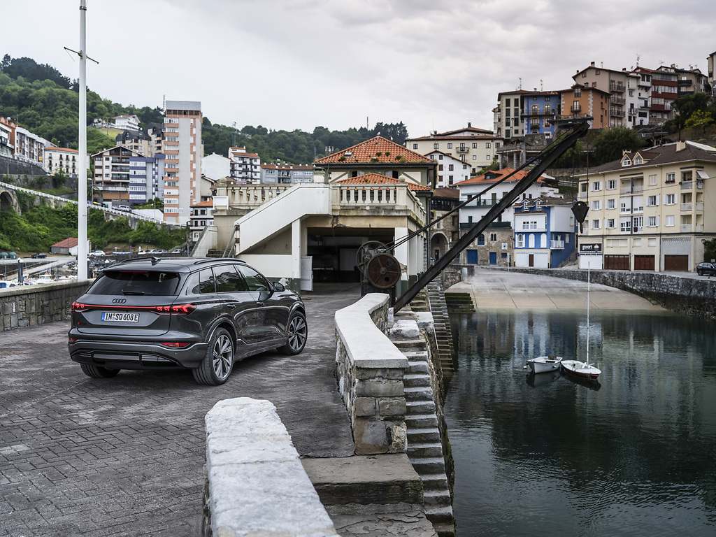 Audi Q6 e-tron. Mide 4,77 metros de largo, 1,99 de ancho y 1,65 metros de alto,