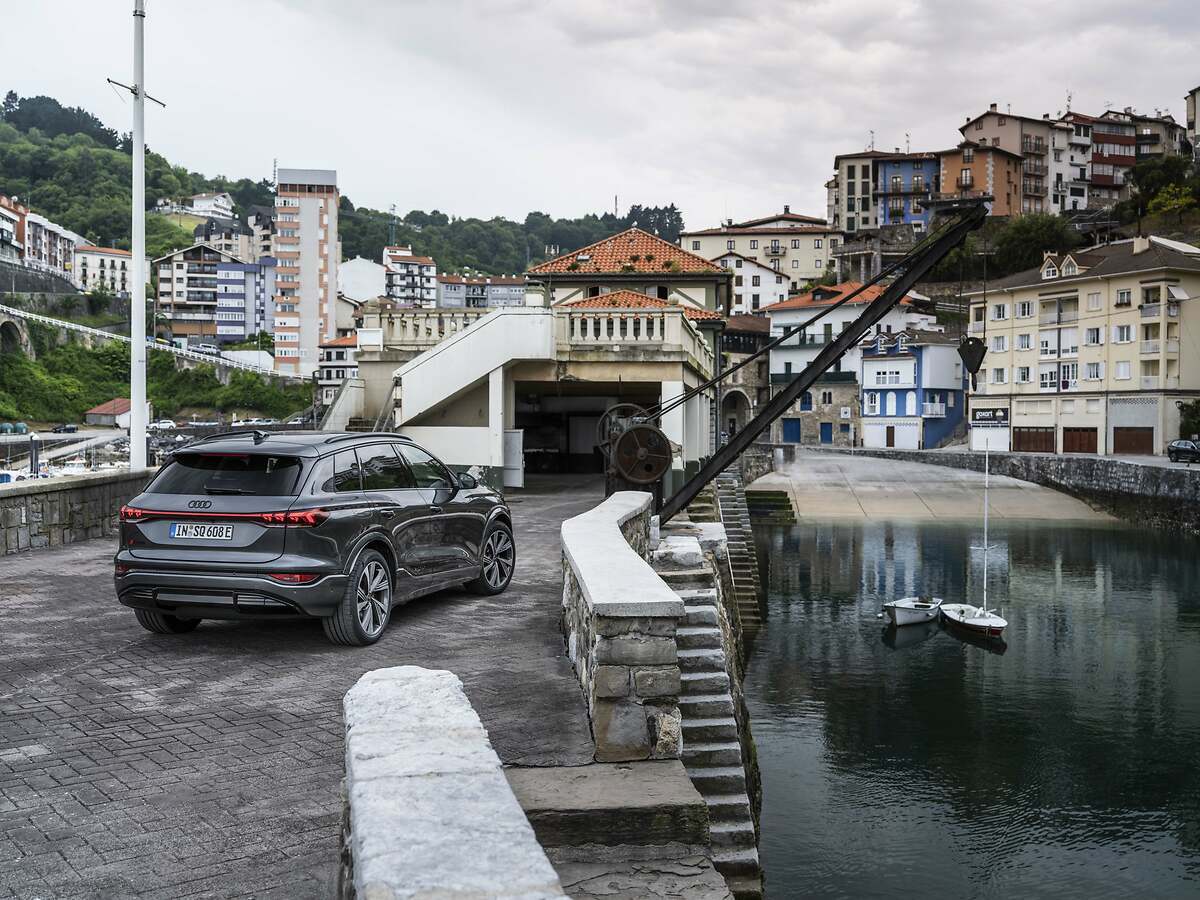 Audi Q6 e-tron. Mide 4,77 metros de largo, 1,99 de ancho y 1,65 metros de alto,