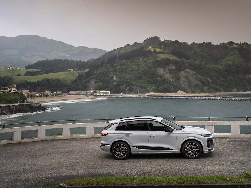 Audi Q6 e-tron. Tres versiones para SUV eléctrico: performance (tracción trasera), quattro y S (ambas con tracción total)..