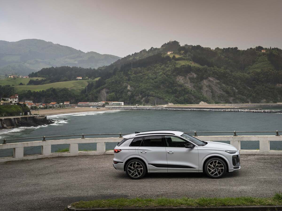 Audi Q6 e-tron. Tres versiones para SUV eléctrico: performance (tracción trasera), quattro y S (ambas con tracción total)..