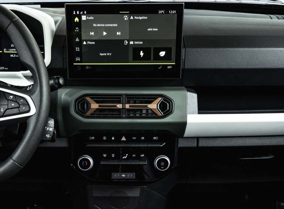 Dacia Spring 2024. Debajo de los aireadores, se ubica el nuevo botón denominado My Safety para acceder de manera fácil y rápida a la configuración de ayudas a la conducción preferidas. Entre estas se suman al equipamiento del Spring: frenada de emergencia asistida, asistente de velocidad con detección de señales de tráfico, asistente al mantenimiento de carril, etc.