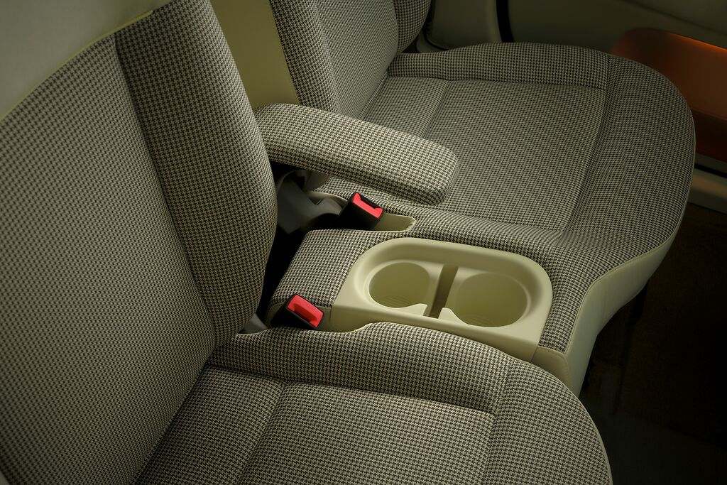 La consola central va unida al asiento del piloto. Esta cuenta con dos portavasos y hay un pequeño apoyabrazos.