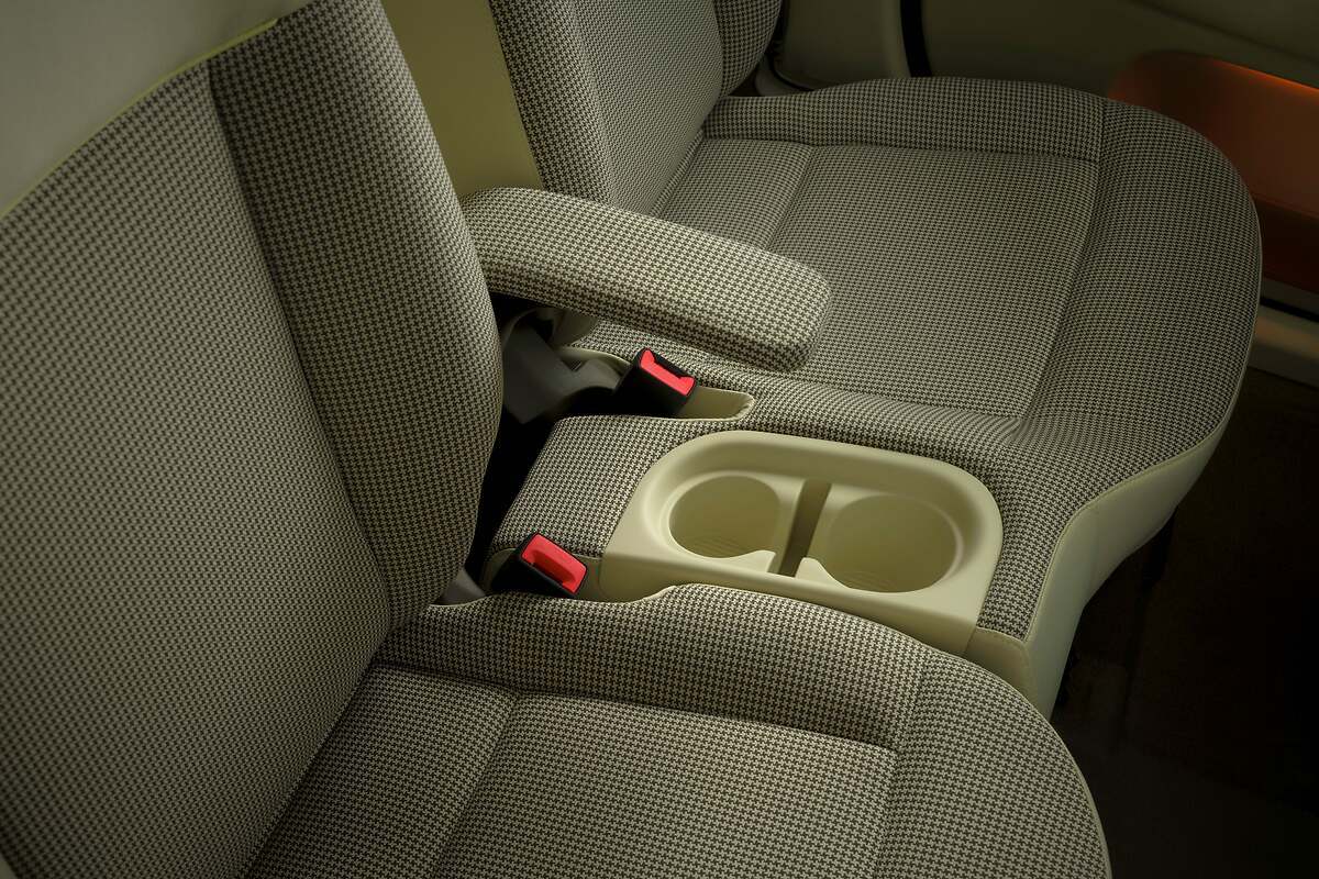 La consola central va unida al asiento del piloto. Esta cuenta con dos portavasos y hay un pequeño apoyabrazos.