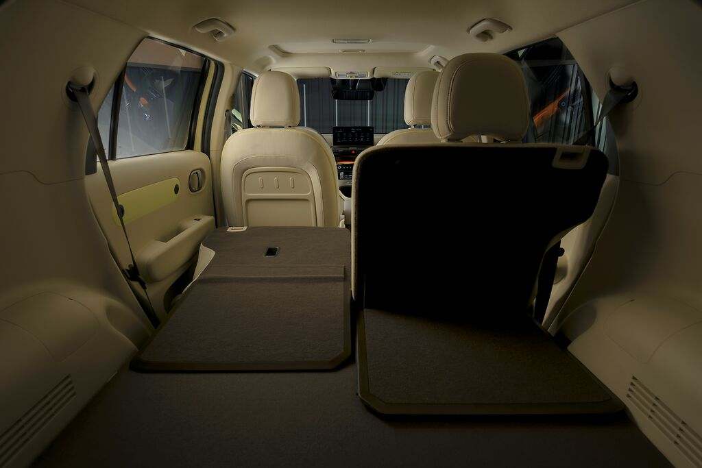 Es un coche muy versátil y con el plegado de sus asientos pueden configurar el Inster según tus necesidades de carga.