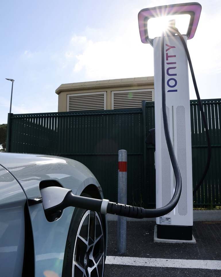 En teoría, con sus 105 kWh brutos de batería, la autonomía son 678 km, pero mejor parar antes de recorrer 500 km (su consumo en autopista pasa de los 20 kWh/100km)