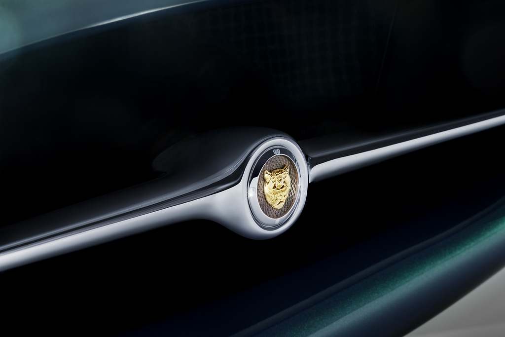 Jaguar Classic E-Type conmemorativo. Acabado en plata con guilloché de nácar para la insignia de la barra decorativa.