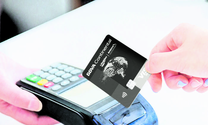 Imagen-pagando-con-tarjeta-paltinium-lifemiles.jpg