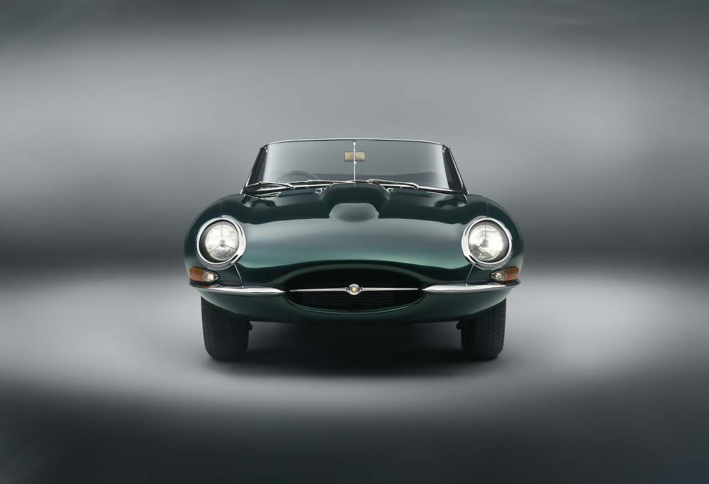 Dos joyas rodantes en imágenes: Jaguar fabrica dos exclusivos E-Type para un afortunado cliente asiático