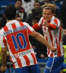Forlan-celebra-aguero-bernabeu-2011.jpg
