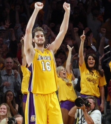 Gasol_cheerleaders.jpg