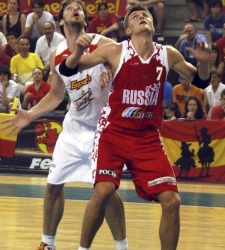 Gasol_esp_Kirilenko.jpg