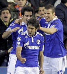 Raul-celebra-valencia-Schalke-2011.jpg