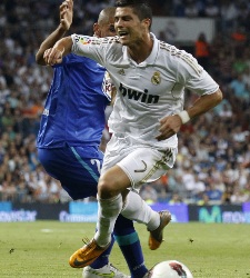 Cristiano Ronaldo es derribado por 'Cata' Díaz
