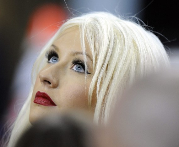 Aguilera falló al cantar el himno