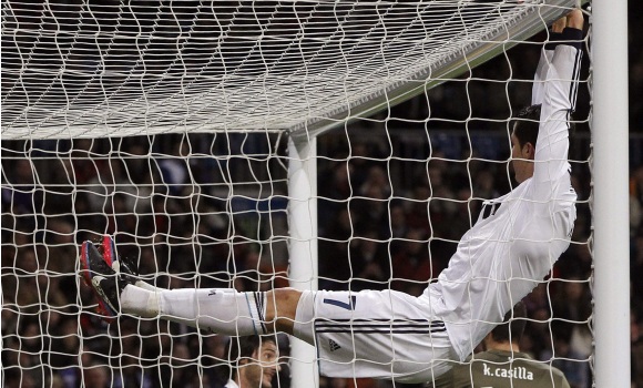 Cr7-cuelga-larguero-2012-efe.jpg