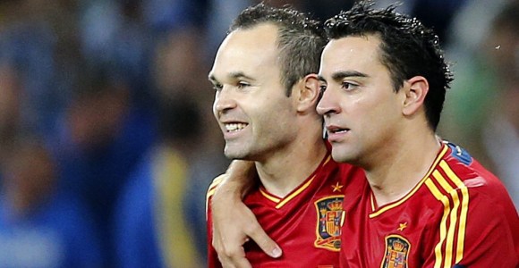 Iniesta-abraza-Xavi-2012-euro-efe.jpg