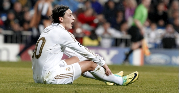 Directivos del Real Madrid inician una campaña contra Özil por su vida nocturna