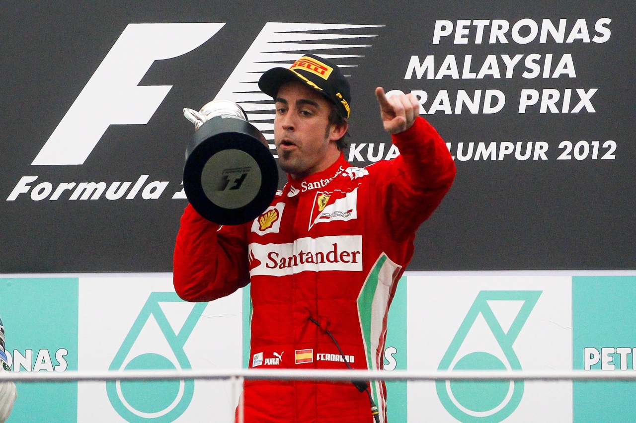 <b>Alonso levanta el trofeo</b>