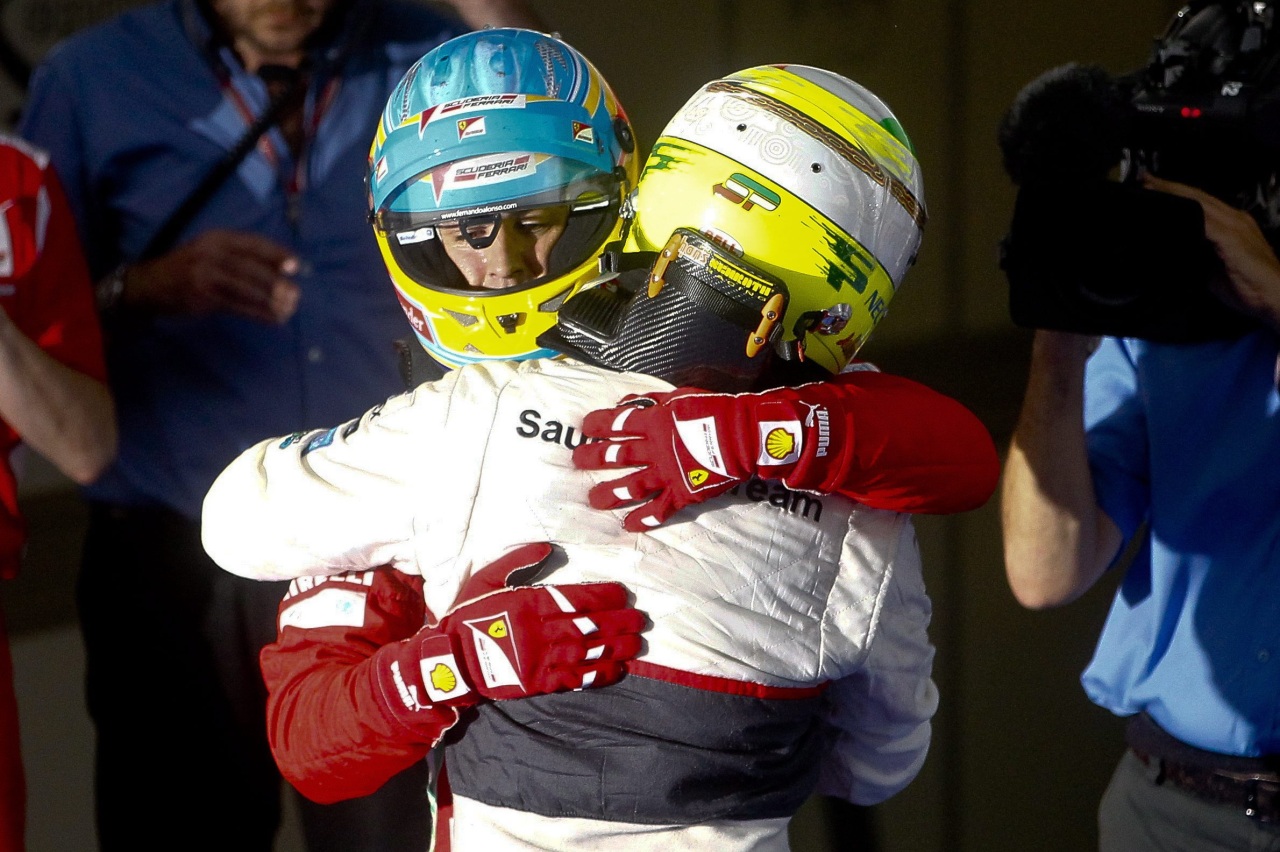 <b>Alonso abraza a Pérez</b>