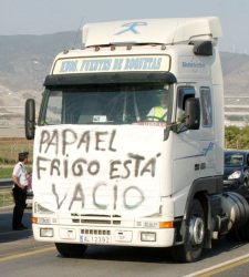 huelga_camion_pancarta.jpg