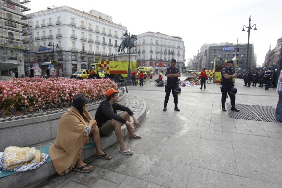 La Policía desaloja la plaza