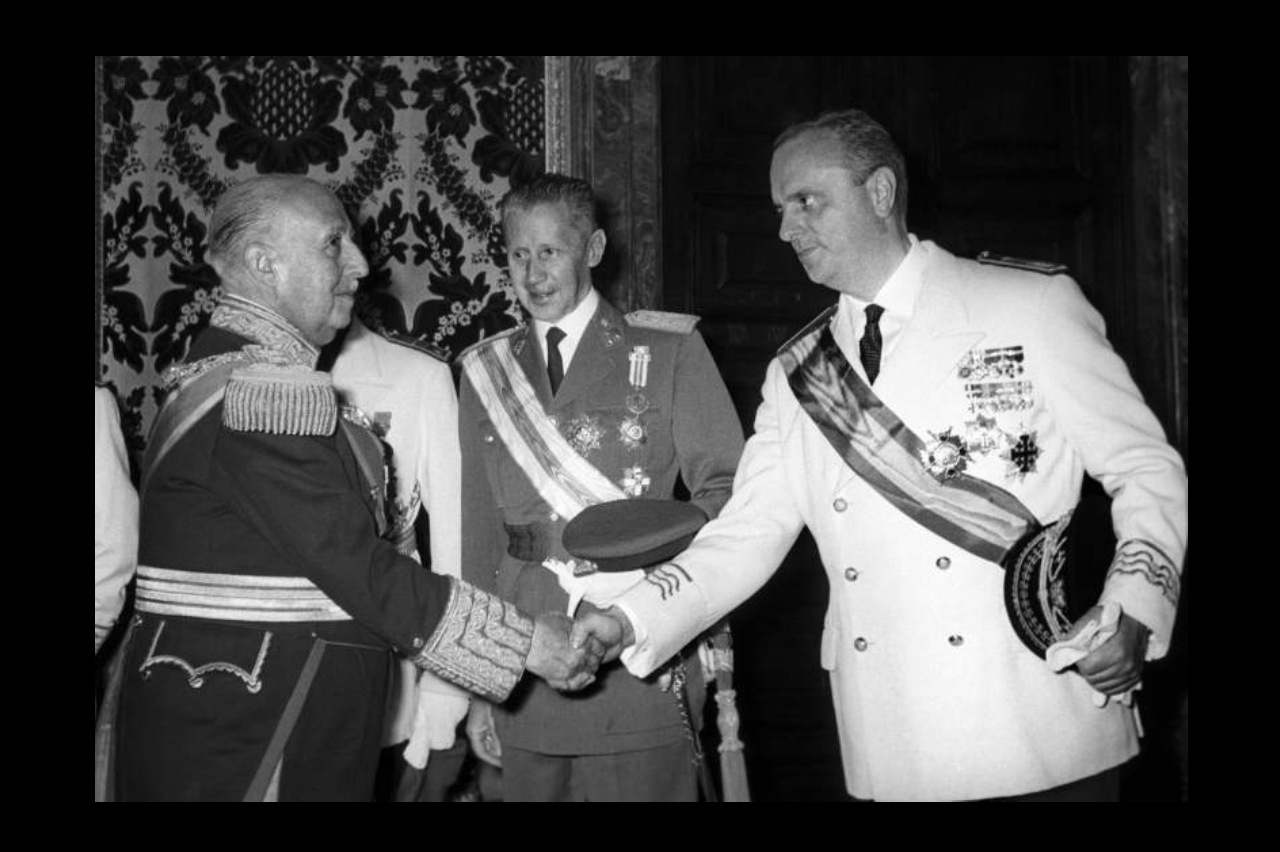 Manuel Fraga saluda a Francisco Franco