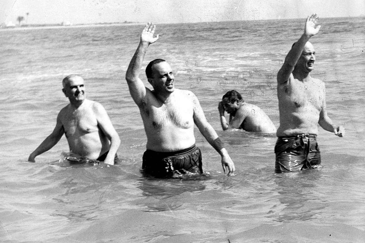 Manuel Fraga en la playa de Palomares
