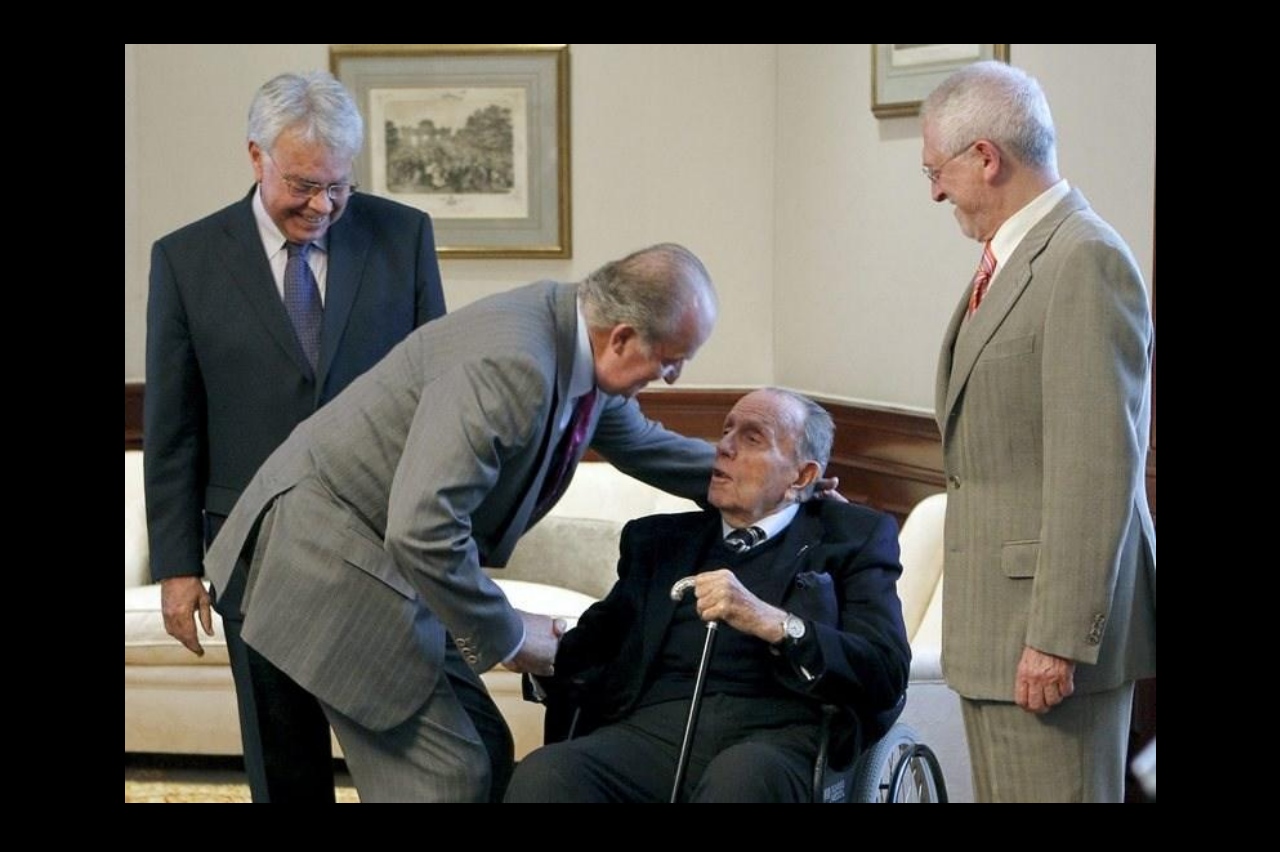 Manuel Fraga saluda al Rey, ya en silla de ruedas