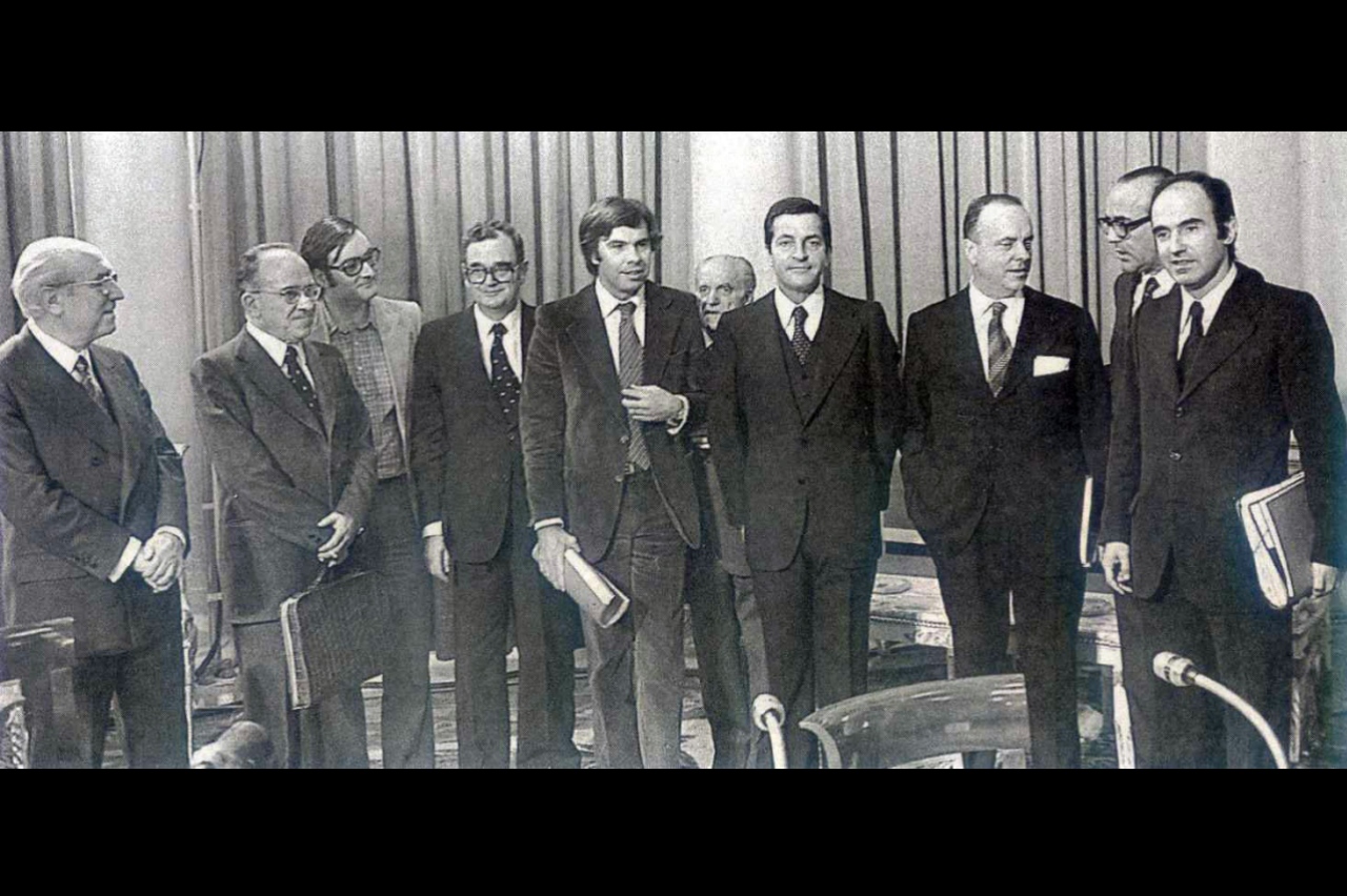 Manuel Fraga rodeado en el Congreso de los Diputados de los líderes de la transición