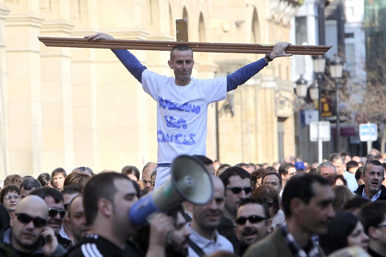 Manifestante crucificado