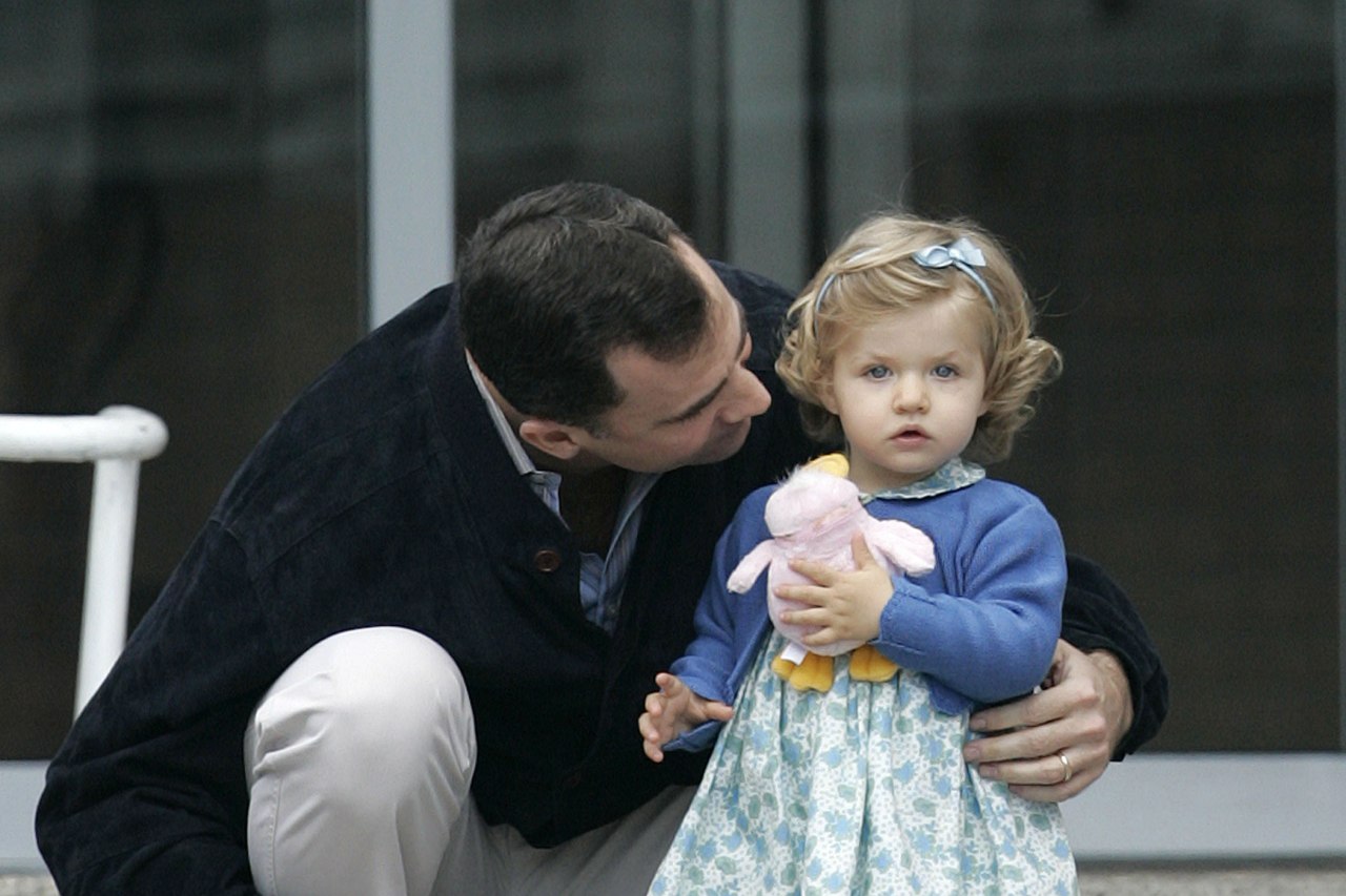 El príncipe Felipe junto a Leonor