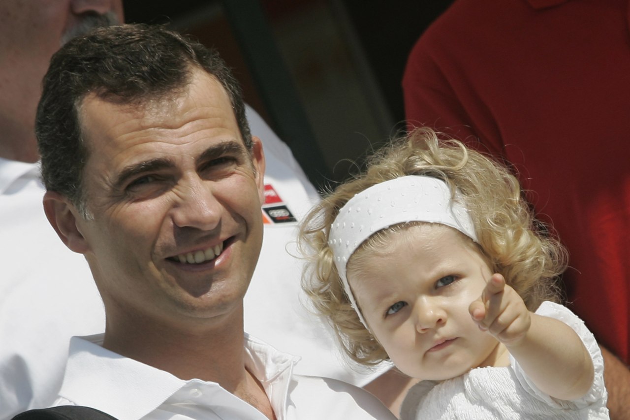 La infanta Leonor señala algo a su padre
