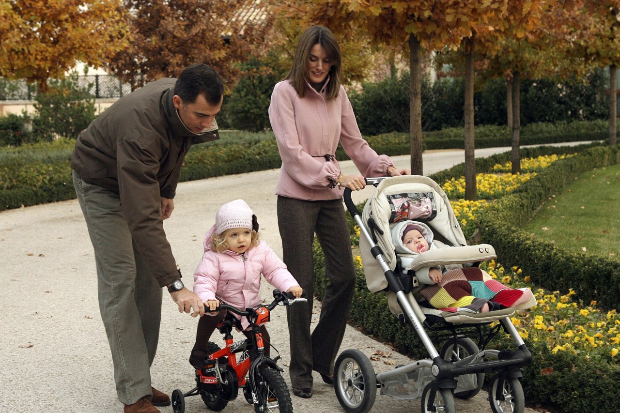Los príncipes pasean con sus dos hijas