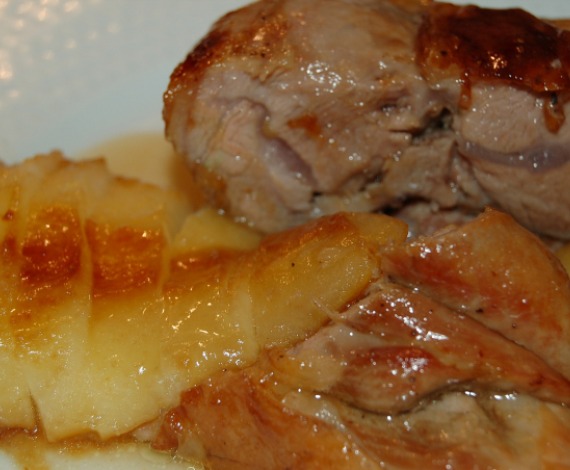Paletilla de cordero o cabrito con peras