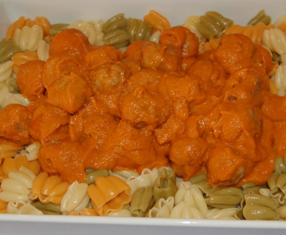 Albóndigas con pasta a la boloñesa