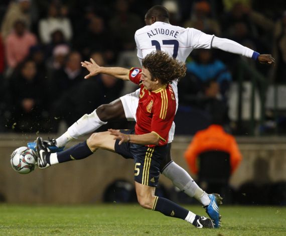 Altidore pelea el balón a Puyol