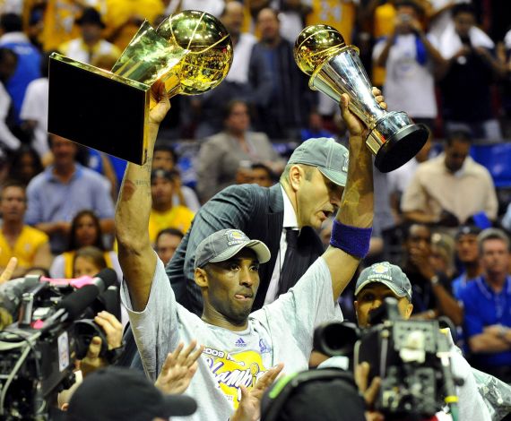Kobe Bryant lo celebra