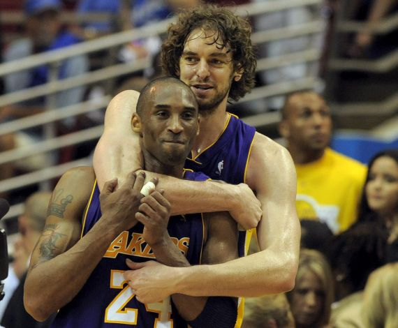 Gasol y Bryant se abrazan